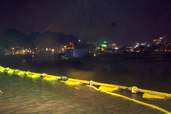 Công nhân dầm mưa lạnh suốt đêm nạo vét Hồ Gươm